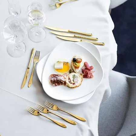 Ambasador Szálloda 5*