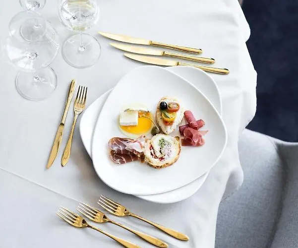 Ambasador ホテル 5*