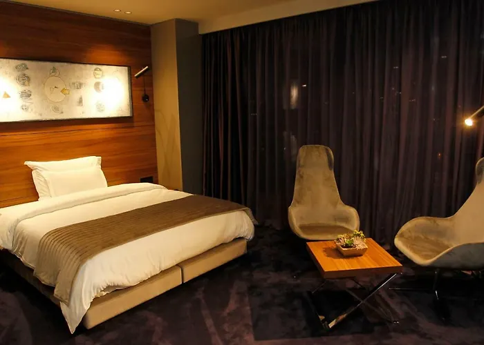 Ambasador ホテル 5*